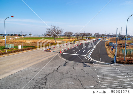 幹線道路の車線を増やす工事 国道17号上武道路上り方向の俯瞰 2023.02 a-1 幹線道路の車線を増やす工事 国道17号上武道路上り方向の俯瞰 2023.02 a-1 99631578