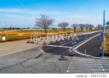 幹線道路の車線を増やす工事 国道17号上武道路上り方向の俯瞰 2023.02　b-2 高彩度 99631598