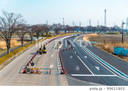 幹線道路の車線を増やす工事 国道17号上武道路上り方向俯瞰 2023.02 e-3 ライトトーン 幹線道路の車線を増やす工事 国道17号上武道路上り方向俯瞰 2023.02 e-3 ライトトーン 99631803