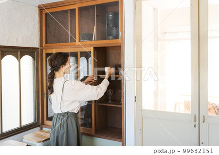 食器棚に食器をしまう女性 食器棚に食器をしまう女性 99632151