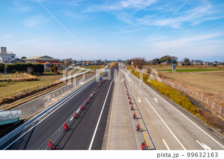 幹線道路の車線を増やす工事 国道17号上武道路下り方向俯瞰 2023.02 幹線道路の車線を増やす工事 国道17号上武道路下り方向俯瞰 2023.02 99632163