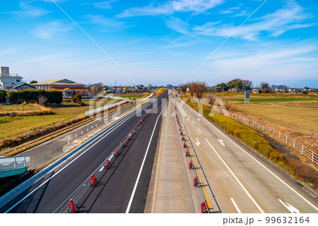 幹線道路の車線を増やす工事 国道17号上武道路下り方向俯瞰 2023.02 高彩度 幹線道路の車線を増やす工事 国道17号上武道路下り方向俯瞰 2023.02 高彩度 99632164