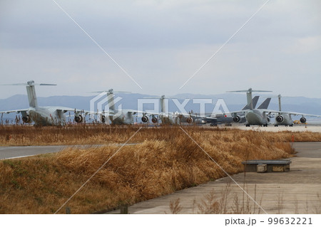 航空自衛隊 美保基地の駐機場に整列したC-2輸送機 99632221