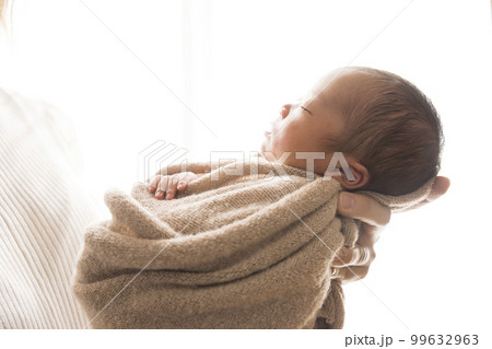 ニューボーンフォト撮影 赤ちゃんを抱っこする母親 ニューボーンフォト撮影 赤ちゃんを抱っこする母親 99632963