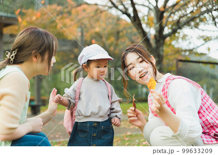 秋の公園を散歩・遠足する保育士の女性と園児（保育園・幼稚園保母） 99633209