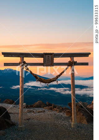 車山の夜明け（車山神社から富士山を望む） 99633315