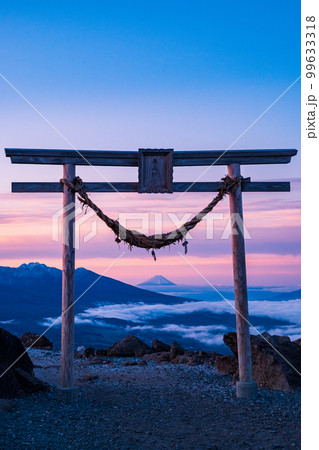 車山の夜明け（車山神社から富士山を望む） 99633318
