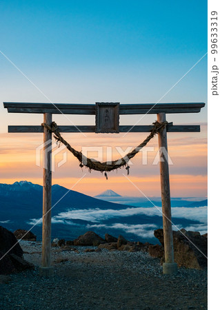 車山の夜明け（車山神社から富士山を望む） 99633319