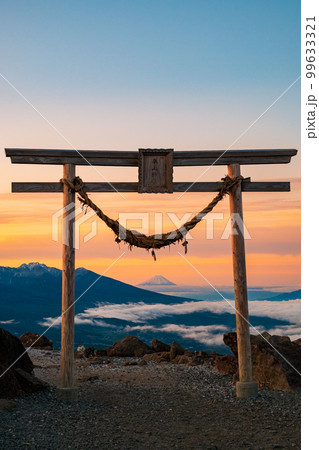 車山の夜明け（車山神社から富士山を望む） 99633321
