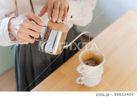 コーヒーを淹れる女性の手元写真 コーヒーを淹れる女性の手元写真 99633404