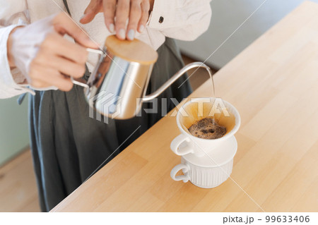 コーヒーを淹れる女性の手元写真 コーヒーを淹れる女性の手元写真 99633406