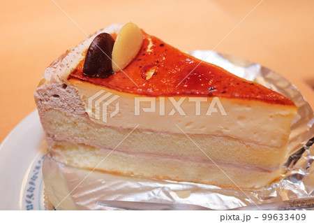 お皿に並ぶ美味しそうな甘い洋食スウィートケーキ 99633409
