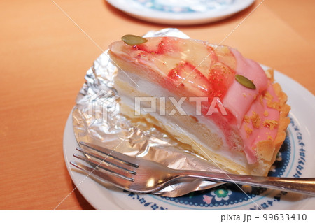 お皿に並ぶ美味しそうな甘い洋食スウィートケーキ 99633410