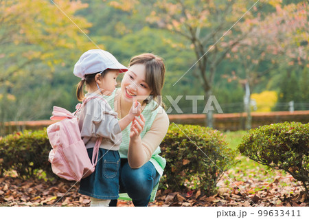 秋の公園を散歩・遠足する保育士の女性と園児(保育園・幼稚園保母) 秋の公園を散歩・遠足する保育士の女性と園児(保育園・幼稚園保母) 99633411