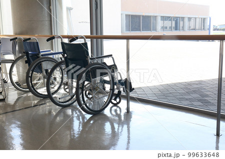 健康センターの貸し出し用車椅子 99633648