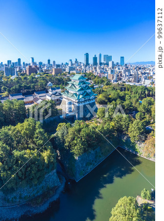 10月愛知 名古屋城・天守閣と名古屋駅周辺の高層ビル群 99637112