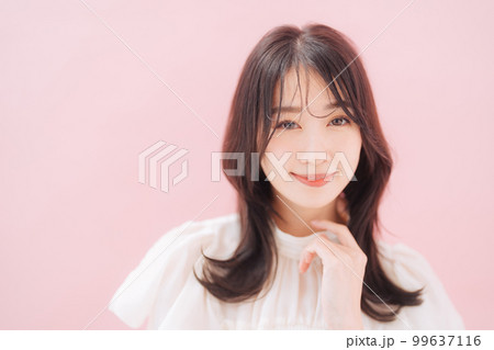 韓国風巻き髪の女性 99637116