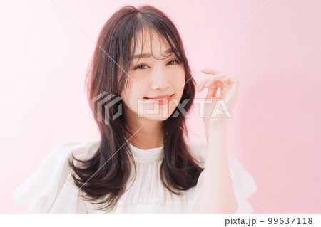 韓国風巻き髪の女性 99637118