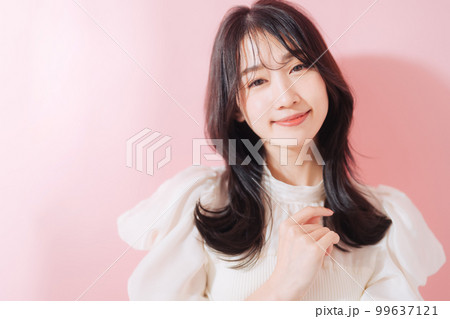 韓国風巻き髪の女性 韓国風巻き髪の女性 99637121