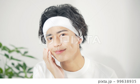 肌を手入れする男性 スキンケア メンズコスメ 男性用化粧品 肌を手入れする男性 スキンケア メンズコスメ 男性用化粧品 99638935