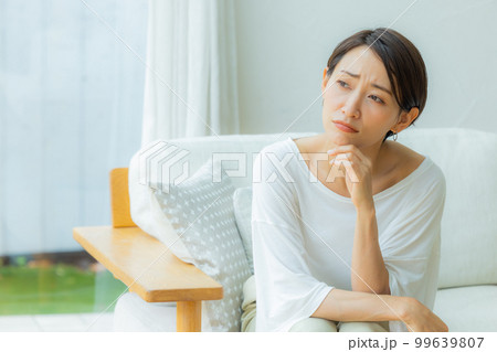 リビングの女性 リビングの女性 99639807