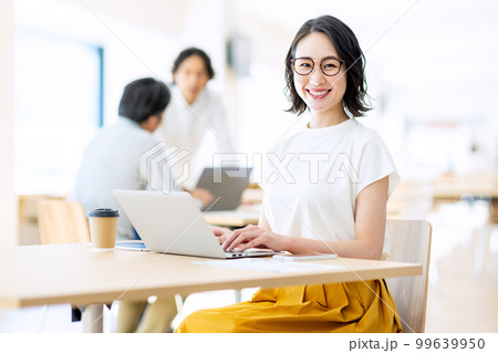 カフェで仕事をする女性 撮影協力:LINK FOREST カフェで仕事をする女性 撮影協力:LINK FOREST 99639950