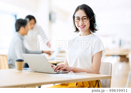 カフェで仕事をする女性 撮影協力:LINK FOREST カフェで仕事をする女性 撮影協力:LINK FOREST 99639951