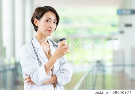 女性　医者　コーヒー 99640374