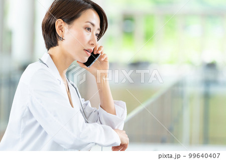女性　スマホ　医師 99640407
