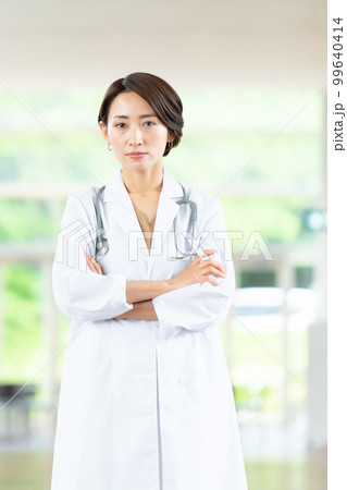 女性 医者 病院 女性 医者 病院 99640414