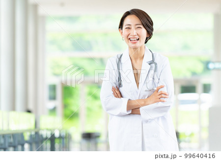 女性　医者　病院 99640416