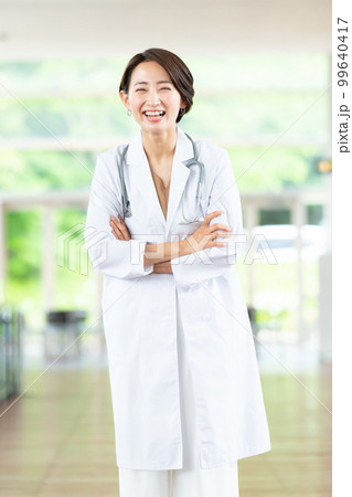 女性　医者　病院 99640417