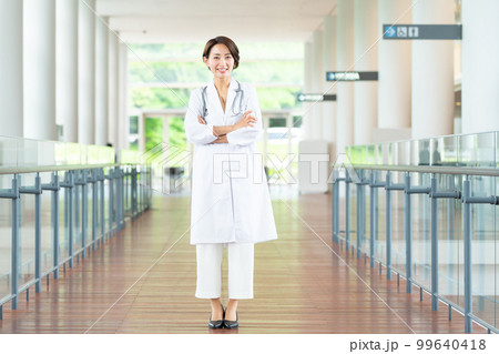 女性　医者　病院 99640418