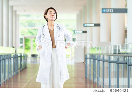 女性　医者　病院 99640421