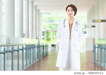 女性　医者　病院 99640422