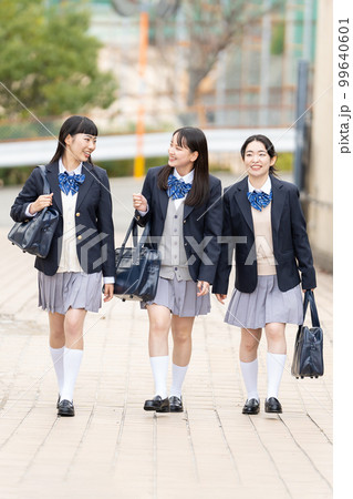 登校する高校生 登校する高校生 99640601