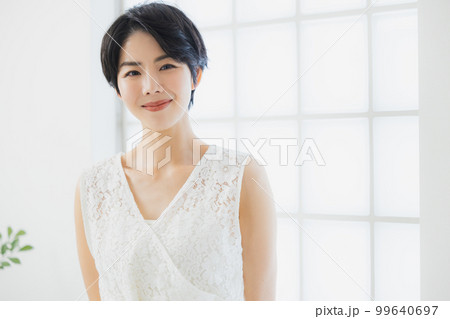 ショートヘアの女性 ショートヘアの女性 99640697