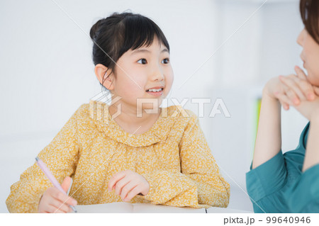 勉強する小学生の女の子とお母さん 勉強する小学生の女の子とお母さん 99640946