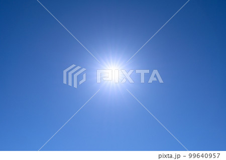 日本の横浜都市景　青空と太陽（成功、栄光、熱中症、紫外線対策などの…）。澄み渡る青空が広がる横浜市内 99640957