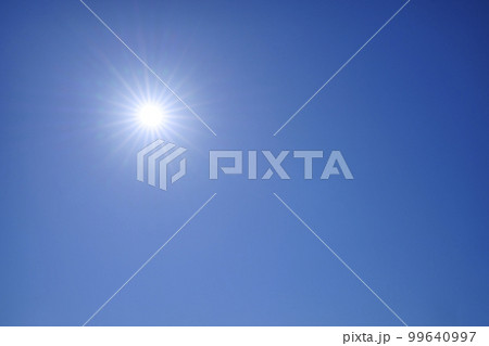 日本の横浜都市景 青空と太陽(成功、栄光、熱中症、紫外線対策などの…)。澄み渡る青空が広がる横浜市内 日本の横浜都市景 青空と太陽(成功、栄光、熱中症、紫外線対策などの…)。澄み渡る青空が広がる横浜市内 99640997