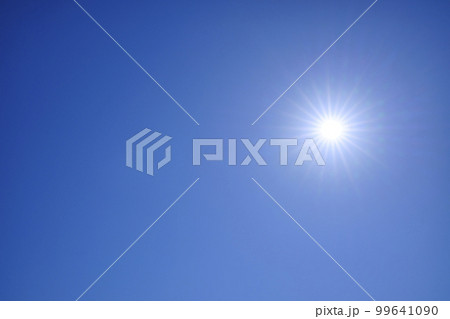 日本の横浜都市景観　青空と太陽（成功、栄光、熱中症、紫外線対策などの…）。澄み渡る青空が広がる横浜市 99641090