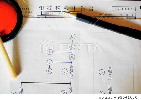 等親図と相続税申告書の上に置かれた印鑑とペン 等親図と相続税申告書の上に置かれた印鑑とペン 99641650