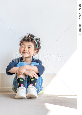 春 日差し 子供 99641936