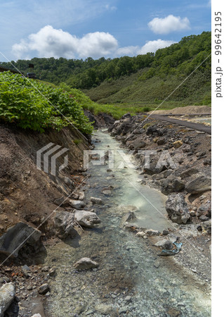 北海道ニセコ　湧き出る大湯沼 99642195
