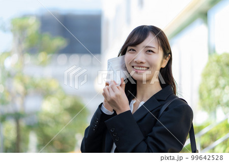 マスクを外して微笑む若い女性 マスクを外して微笑む若い女性 99642528