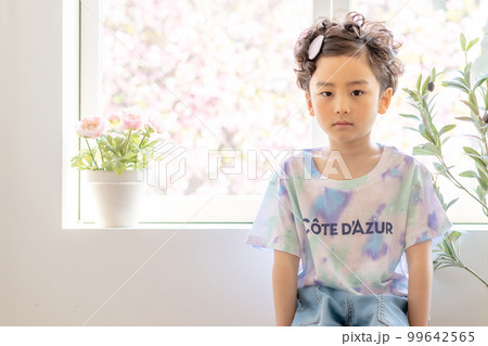 春 日差し 子供 99642565