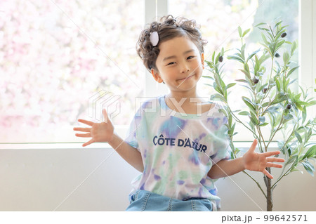 春 日差し 子供 99642571