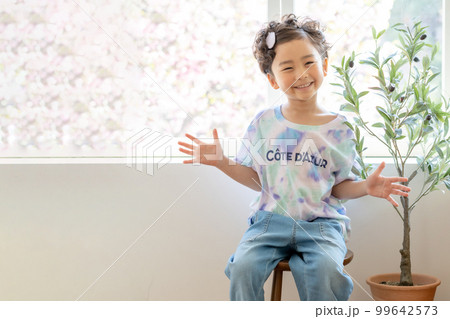 春 日差し 子供 99642573