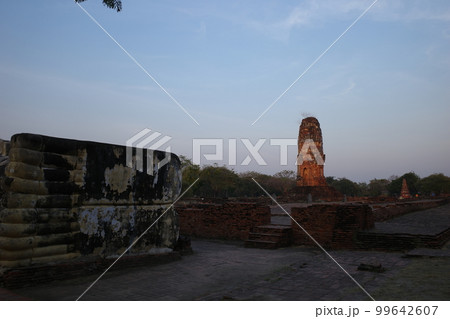 タイのアユタヤにあるワット・ロカヤスターラームの涅槃仏の足と仏塔 99642607