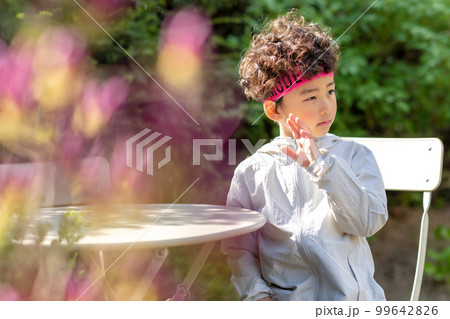 春 日差し 子供 99642826